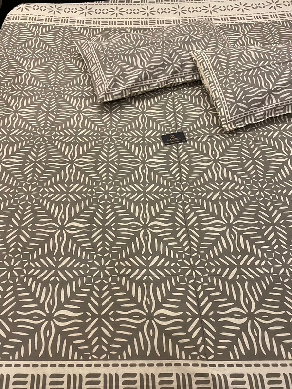 Geometrical King Size Bedsheet With Two Pillow Covers